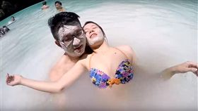 「弄疼一定要！」擁比基尼妹泡牛奶湖　童仲彥宣告：我女友
圖翻攝自youtube
https://www.youtube.com/watch?time_continue=83&v=k0U3qcIcEzw