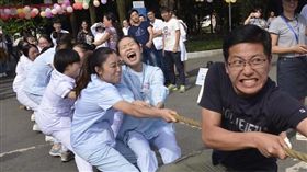 大陸,第三人民醫院,拔河,踩腳,護理師(圖/翻攝自微博)