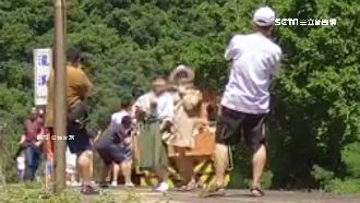 網美月台邊拍照　火車疾駛過險出人命