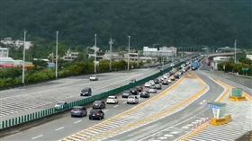 國五北上9時已開始湧現北返車潮，雪隧回堵約2公里，車速約30公里，頭城交流道回堵約1.5公里，交流道實施閘道儀控管制