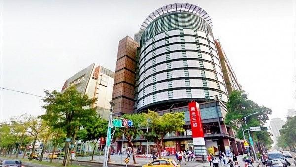 逛百貨絆倒求償百萬　鞋印認定自摔