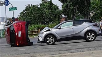 2車擦撞釀意外　90度翻覆躺大馬路