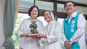 總統蔡英文24日上午在民進黨台東縣長參選人劉櫂豪陪同下，前往天主教私立救星教養院訪視院童。（圖／總統府提供）