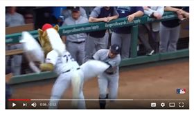 ▲鈴木一朗與吉祥物枕頭大戰。（圖／截自網路）