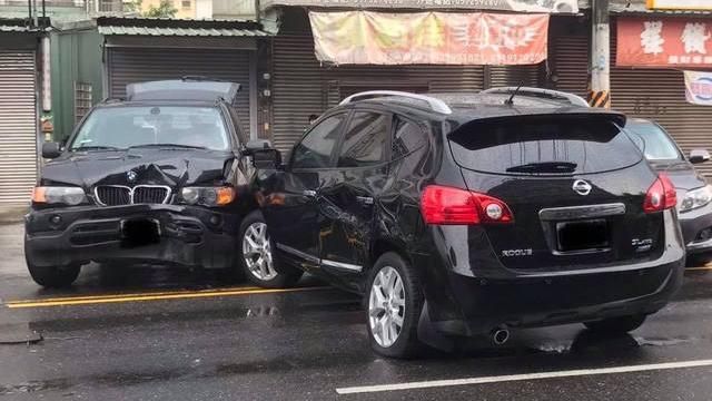 女三寶違規迴轉！BMW遭擊落車頭凹