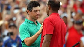 同組的麥可羅伊（Rory McIlroy，左）向伍茲道賀。（圖／路透／達志影像）