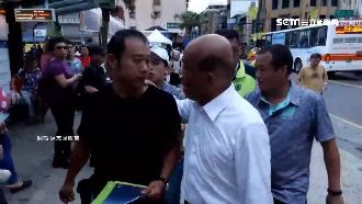 蘇貞昌用力拍肩　侯友宜：老縣長習慣