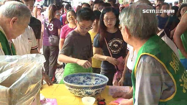 大獎50萬！千人挑戰中秋習俗博餅