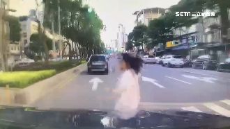 少女硬闖紅燈過馬路　遭轎車撞飛三米