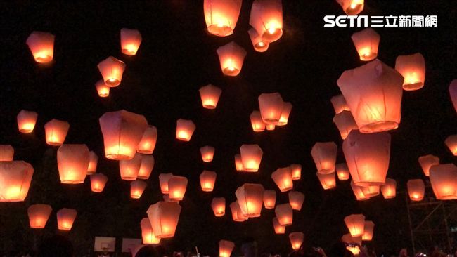 玉兔天燈升空！平溪中秋夜驚豔國際
