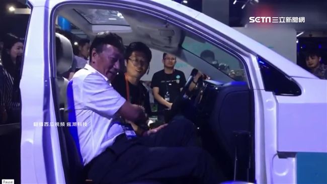 阿里秀無人物流車　郭台銘體驗狂點讚