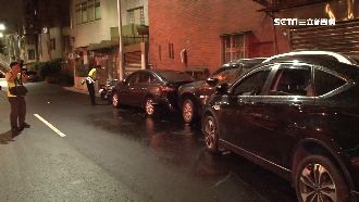 酒駕滑手機分神　撞破路邊車油箱起火