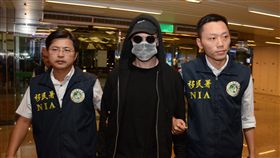 3D列印手槍發明人威爾森限令出境美國3D列印手槍發明人威爾森（Cody Wilson）（中）在美遭控與未成年少女性交易後入境來台，警方21日找到他，22日晚間威爾森在移民署人員陪同下，限令出境。中央社記者邱俊欽桃園機場攝　107年9月22日