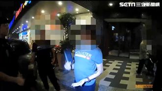 屁孩併排停車還嘴秋　遭警壓制上銬