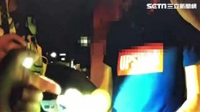 江明學遭臨檢畫面