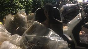 下班,垃圾堆,人形模特兒,冷笑,偷看(圖/爆廢公社)