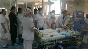 300分鐘搶救8歲童！30名醫護接力「30000次胸外心臟按壓」(圖/翻攝自常州市兒童醫願微信)