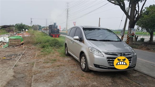 轎車停鐵軌讓百人傻等　三寶駕駛喊冤