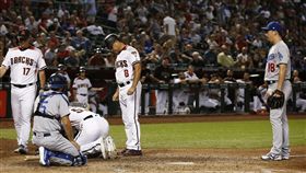 ▲道奇投手前田健太上前看望被球擊中的響尾蛇打者Christian Walker。（圖／美聯社／達志影像）