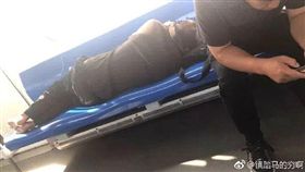 大陸,霸座哥,地鐵（圖／翻攝自《每日新報》）