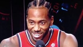 雷納德首度笑出聲　網：軟體沒更新？
Kawhi Leonard,笑,推特
翻攝自推特