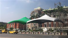 國民黨台北市長參選人丁守中25日爆料，總統府前廣場的國慶帳篷原本是採用白、綠雙色，但擔心被認為總統蔡英文與台北市長柯文哲「白、綠合作」，才趕緊換成白、紅兩色。(圖/丁守中競選辦公室提供)