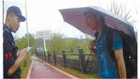 ▲男子央求員警讓他住進拘留所。（圖／翻攝自新浪新聞）