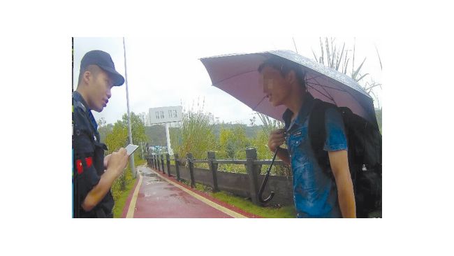 行李全被偷　奇葩男攔警車求住拘留所