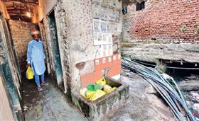 ▲亞達夫因為蹲太久公廁被活活打死。（圖／翻攝自孟買鏡報）
https://goo.gl/PKvgy2