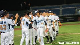 ▲Lamigo連勝全隊擊掌。（圖／記者蕭保祥攝影）