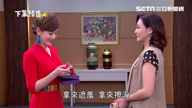 送手帕給鄭仲茵　梁家榕酸：讓你遮羞