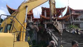 碧雲禪寺違建26日開拆  怪手進場（