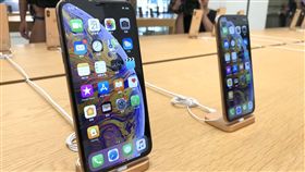 iPhone  XS雙機比一比蘋果新手機iPhone XS系列21日開賣，Apple Store台北101直營店展示6.5吋iPhone XS Max（左）、5.8吋iPhone XS。中央社記者吳家豪攝  107年9月21日