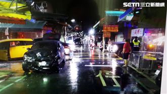 運將載客碰撞轎車　車頭全毀釀6傷