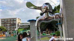 官方首份微塑膠調查　自來水檢出塑膠環保署針對台灣自來水、海水、沙灘沙礫與貝類中微型塑膠含量，運用熱觸測試法、螢光染色法及顯微光譜法進行調查，結果顯示民眾日常飲用水有44%驗出微型塑膠。中央社記者吳家昇攝　107年9月25日