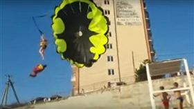 玩滑翔傘遭高壓電電擊！ 直擊情侶從30公尺高空墜地（圖／YouTube）