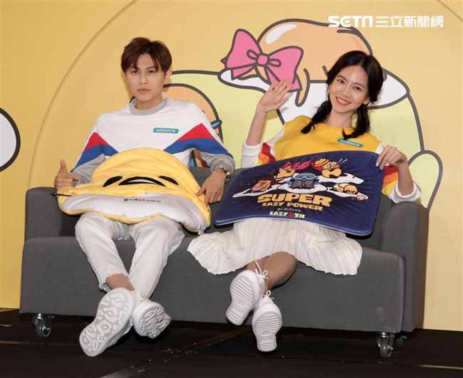 邱勝翊(王子)、曾之喬謹守「軟爛生活守則」  大甩偶包演繹另類浪漫。（記者邱榮吉/攝影）