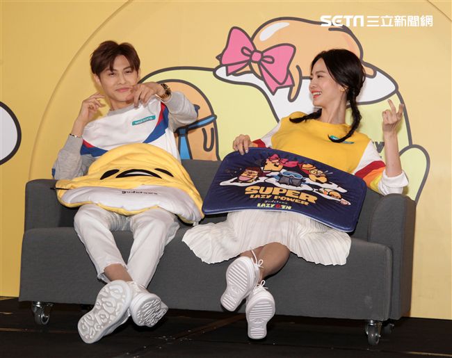 邱勝翊(王子)、曾之喬謹守「軟爛生活守則」  大甩偶包演繹另類浪漫。（記者邱榮吉/攝影）