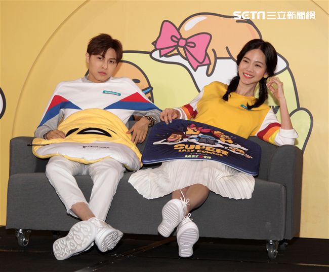 邱勝翊(王子)、曾之喬謹守「軟爛生活守則」  大甩偶包演繹另類浪漫。（記者邱榮吉/攝影）