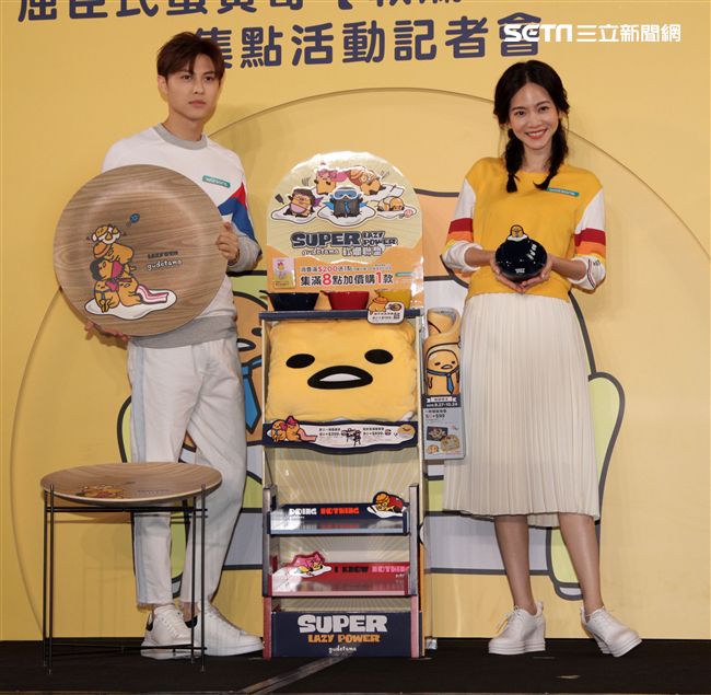 邱勝翊(王子)、曾之喬謹守「軟爛生活守則」  大甩偶包演繹另類浪漫。（記者邱榮吉/攝影）