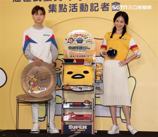 邱勝翊(王子)、曾之喬謹守「軟爛生活守則」  大甩偶包演繹另類浪漫。（記者邱榮吉/攝影）