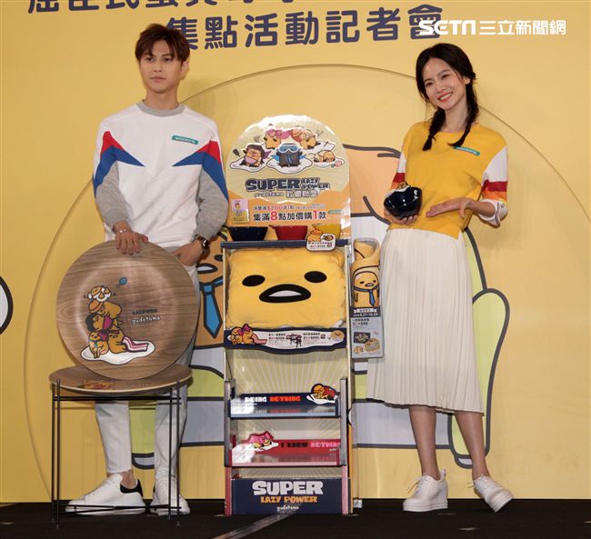 邱勝翊(王子)、曾之喬謹守「軟爛生活守則」  大甩偶包演繹另類浪漫。（記者邱榮吉/攝影）