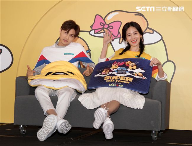 邱勝翊(王子)、曾之喬謹守「軟爛生活守則」  大甩偶包演繹另類浪漫。（記者邱榮吉/攝影）