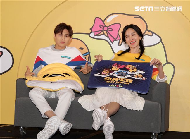 邱勝翊(王子)、曾之喬謹守「軟爛生活守則」  大甩偶包演繹另類浪漫。（記者邱榮吉/攝影）