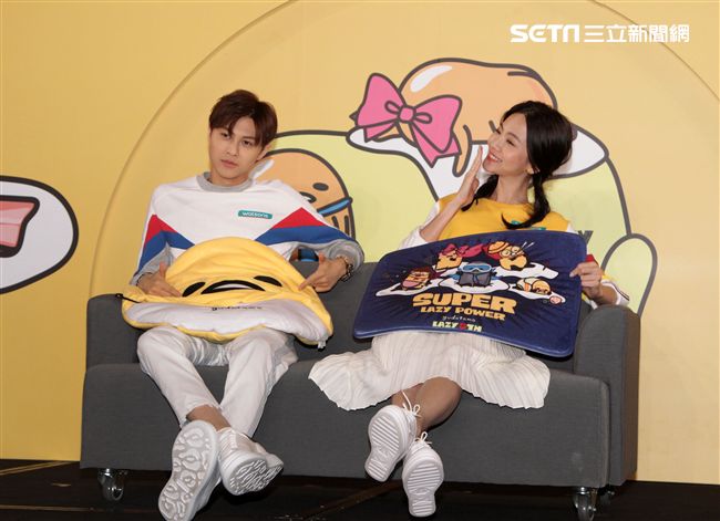 邱勝翊(王子)、曾之喬謹守「軟爛生活守則」  大甩偶包演繹另類浪漫。（記者邱榮吉/攝影）