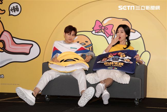 邱勝翊(王子)、曾之喬謹守「軟爛生活守則」  大甩偶包演繹另類浪漫。（記者邱榮吉/攝影）