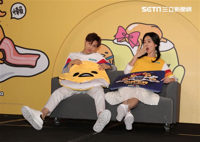 邱勝翊(王子)、曾之喬謹守「軟爛生活守則」  大甩偶包演繹另類浪漫。（記者邱榮吉/攝影）