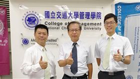 交大EMBA執行長鍾惠民(中)與第20屆學員馬友樂(左)、林浚豪(右)，