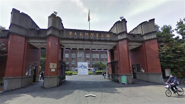 男大生半夜上廁所　門口伸出1支手機