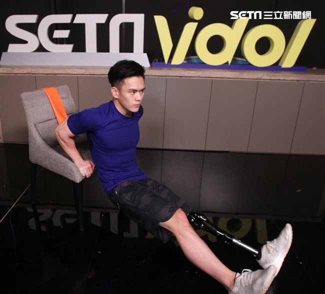 義肢健身型男張登傑。（記者邱榮吉/攝影）